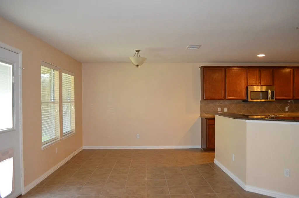 4 bed, 2215 sqft, $1,975 — Photo 4