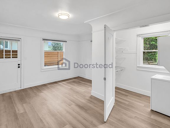 5th image of 2923 Franklin Ave E APT 1