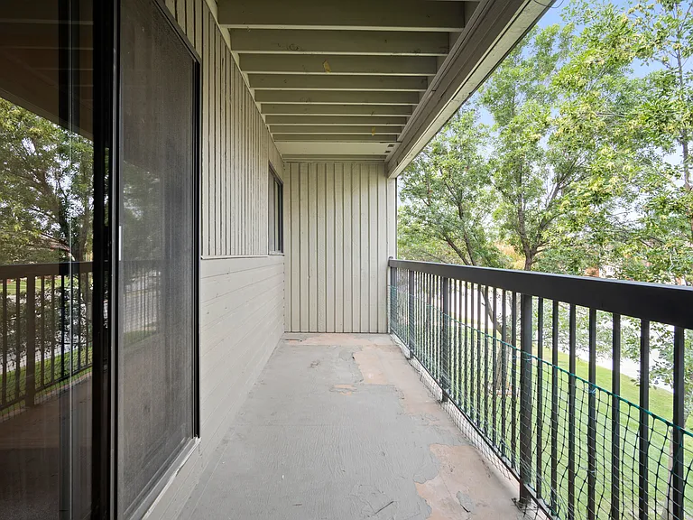 235 Lenore Dr — Photo 8