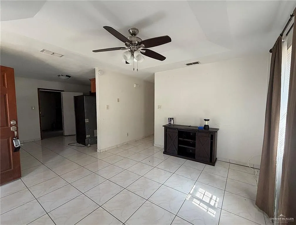 3 bed, 1.5 bath, 975 sqft, $1,350 — Photo 2