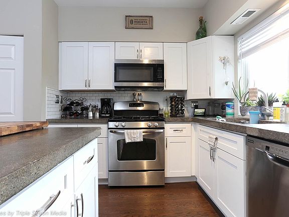 3rd image of 1540 N Greenview Ave #L