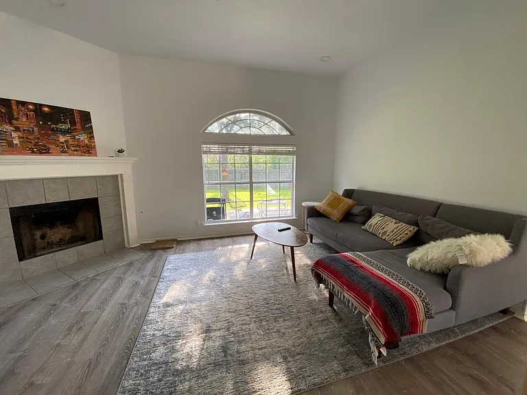 2623 Goldfinch Dr — Photo 2