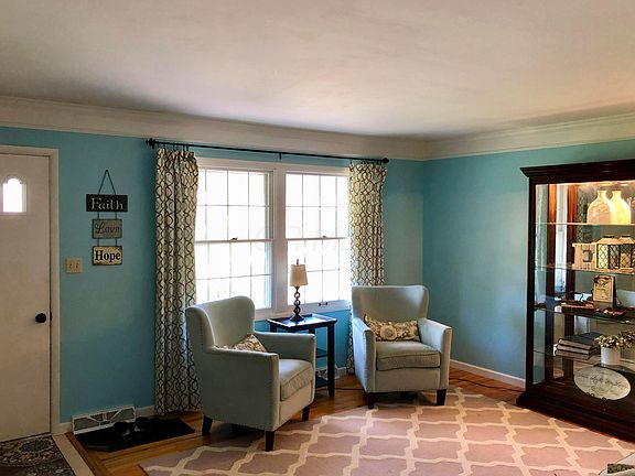 3rd image of 554 Braxton Pl W