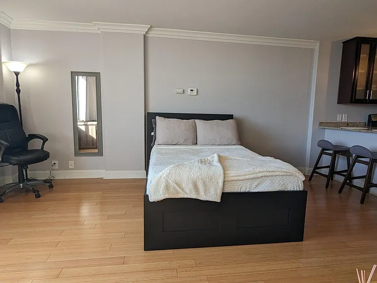 700 E 8th St #7L — Photo 10