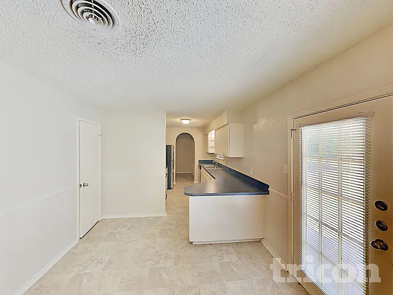 204 NW Jayellen Ave — Photo 5