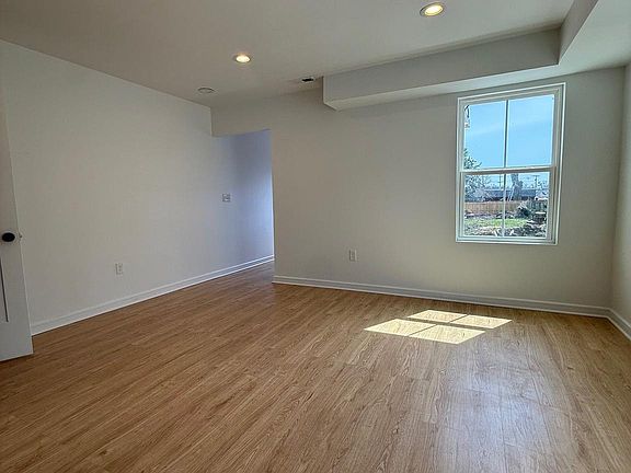 4th image of 2125 Oakland Rd
