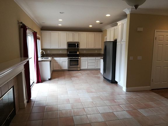 3rd image of 510 Blackstone Ct