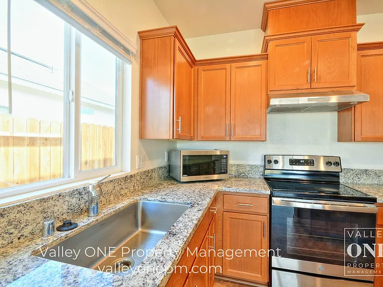 933 Tipton Ln — Photo 19