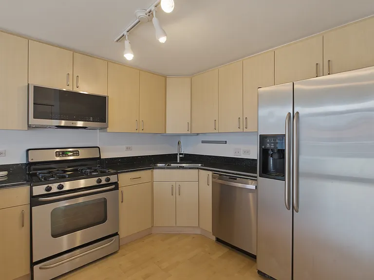 330 W Grand Ave #808 — Photo 8