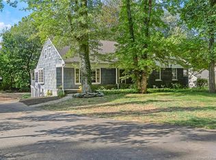 90 Old Farm Rd, Fairfield, CT 06825