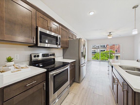 3rd image of 1501 N Windsor #203