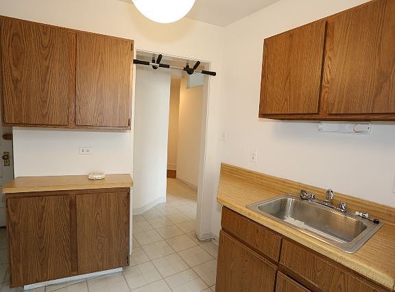 3rd image of 428 W Belden Ave APT 09