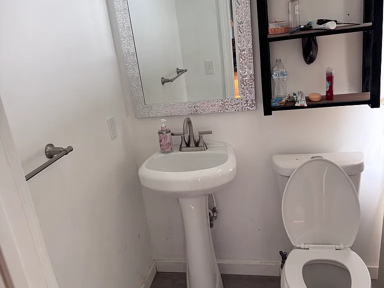 112 Flower Ave E #B — Photo 4