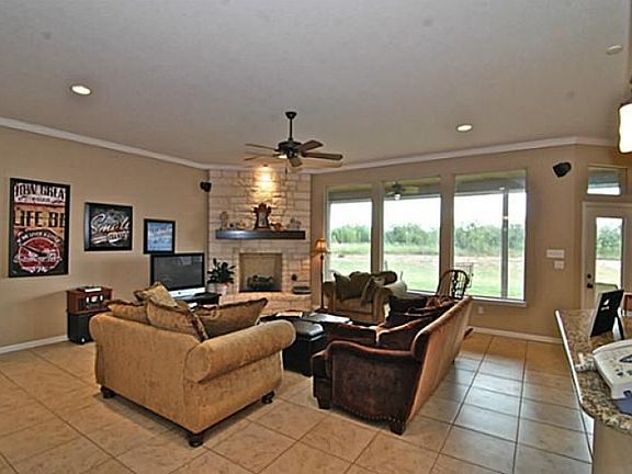 4th image of 913 Summerlin Dr