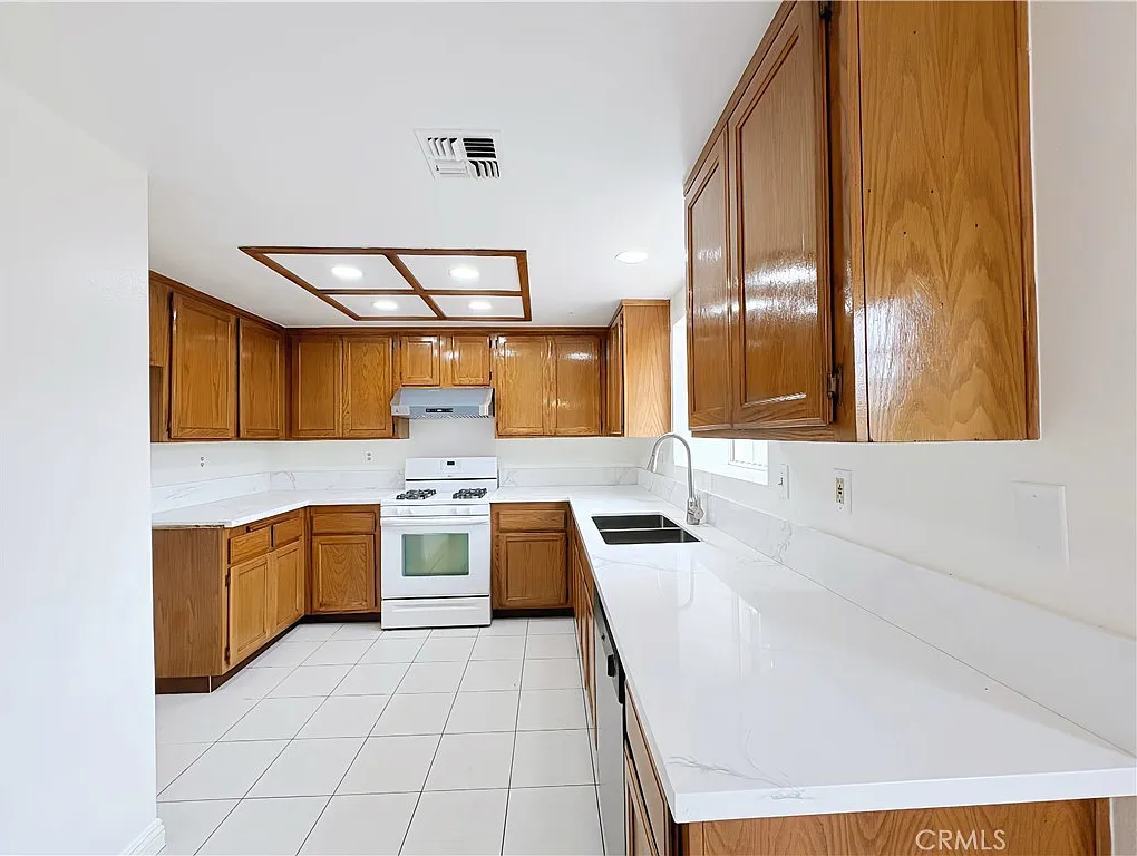 4 bed, 2437 sqft, $4,000 — Photo 3