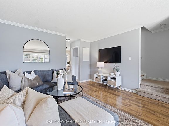 3rd image of 302 Vancouver Cres
