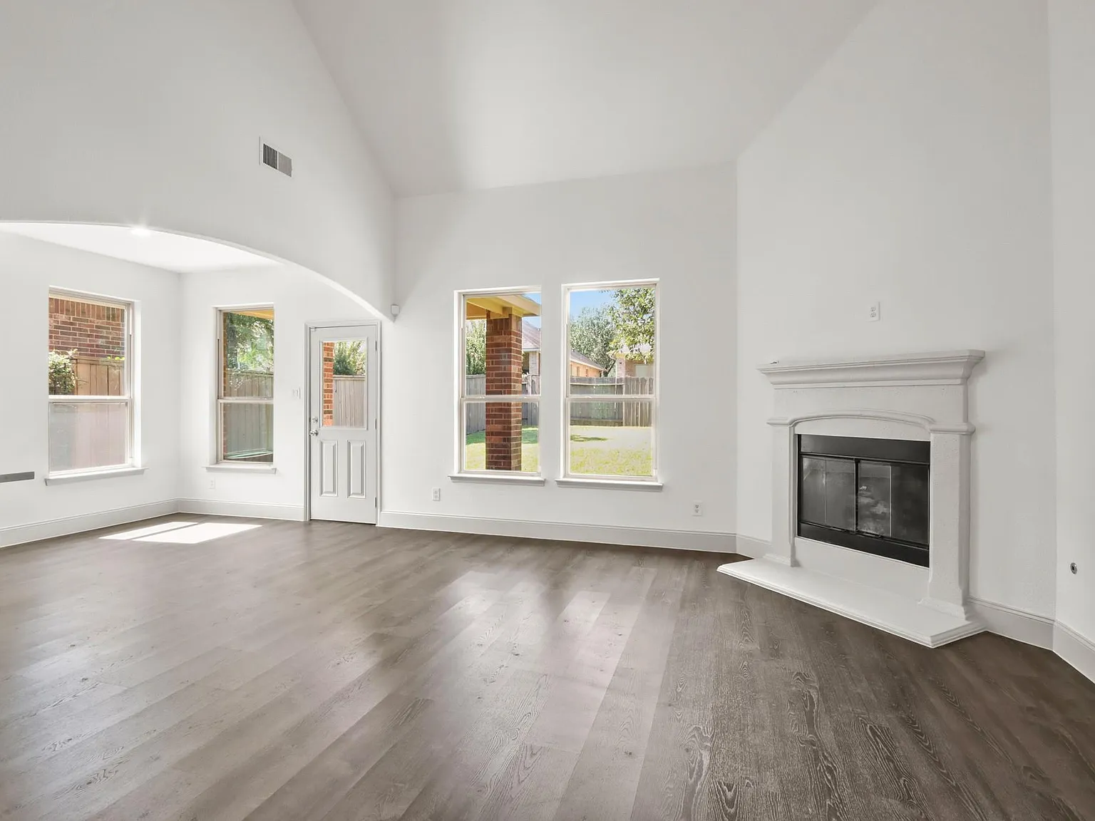 4 bed, 2.5 bath, 2270 sqft, $2,850 — Photo 2