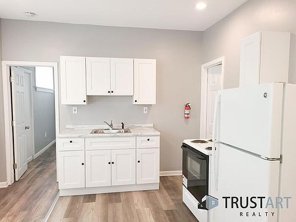 3rd image of 4724 Oxford Ave #1