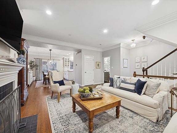 5th image of 407 W Hillgrove Ave