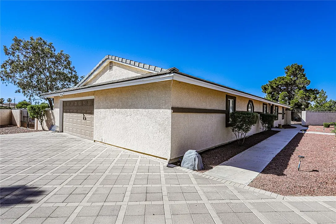 3 bed, 2.0 bath, 2276 sqft, $3,800 — Photo 4