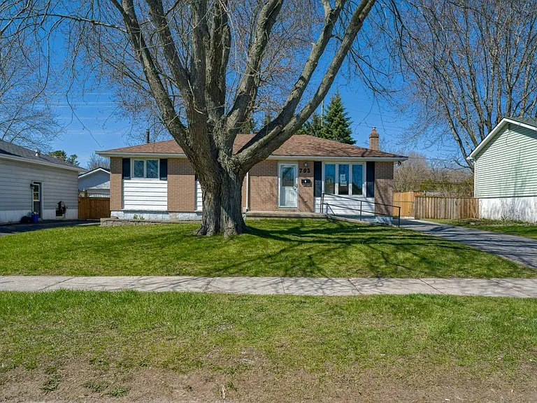 795 Aylmer Cres #2 — Photo 2