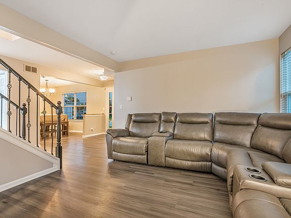 4th image of 525 Arlington Ln