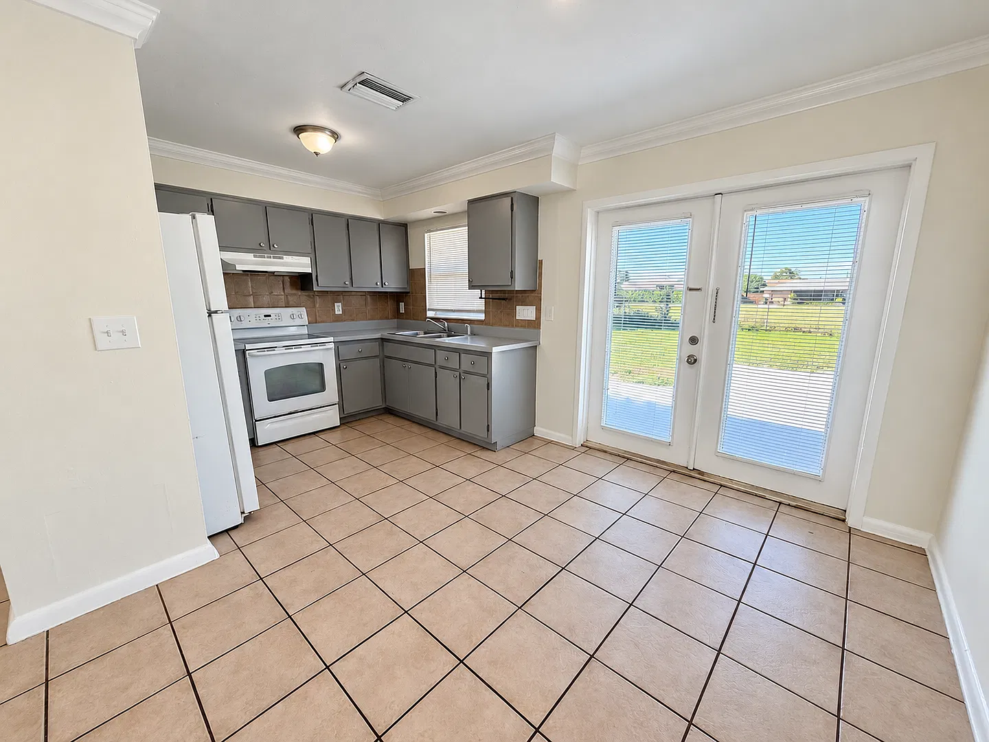Move-In Ready 2BR Duplex with Fenced Yard & W/D Hookups — Photo 4