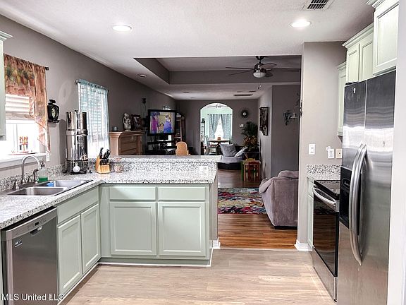 5th image of 322 Woodcrest Dr