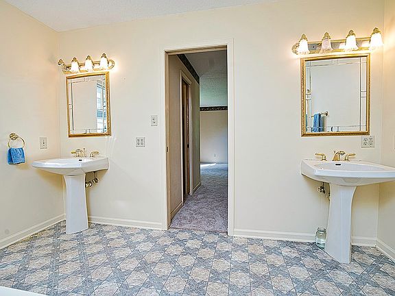4th image of 110 Anderson Dr