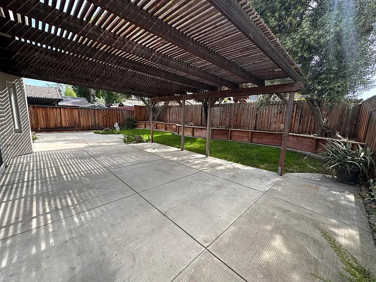 52 Elizabeth Ct — Photo 25