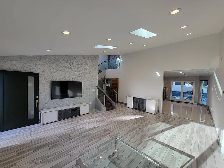 10730 Helendale Ave — Photo 10