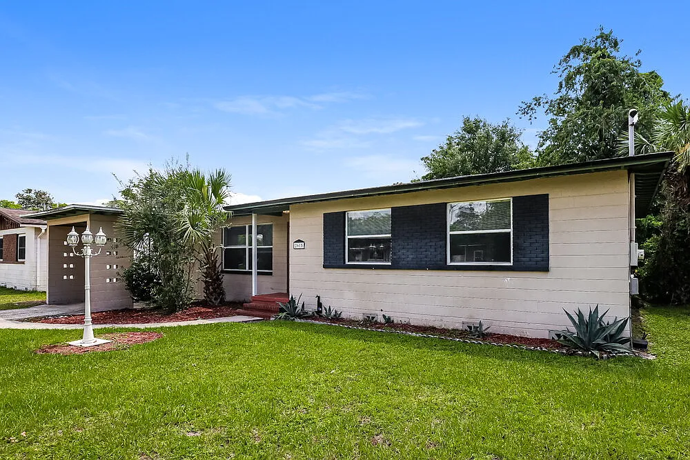3 bed, 2.0 bath, 1391 sqft, $1,665 — Photo 3