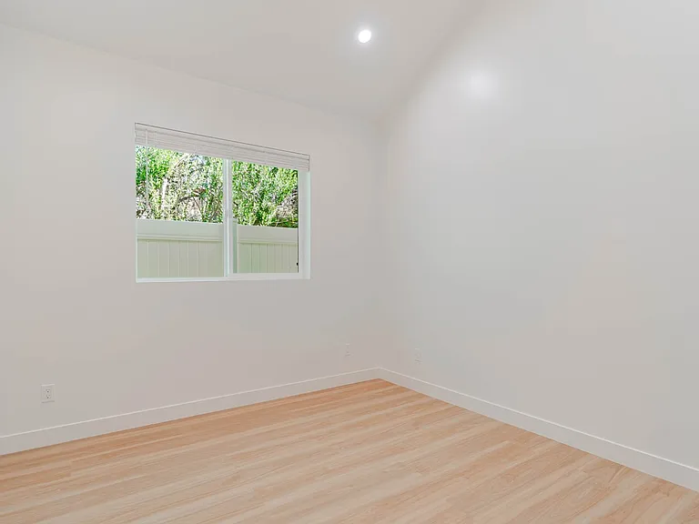 7570 Chaminade Ave — Photo 11