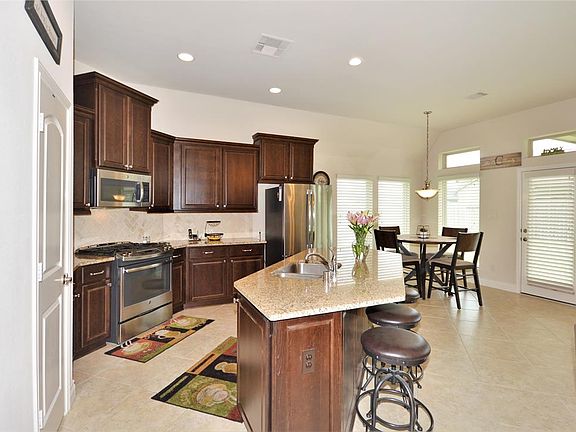Cooks Dream Kitchen with SS Appliances!