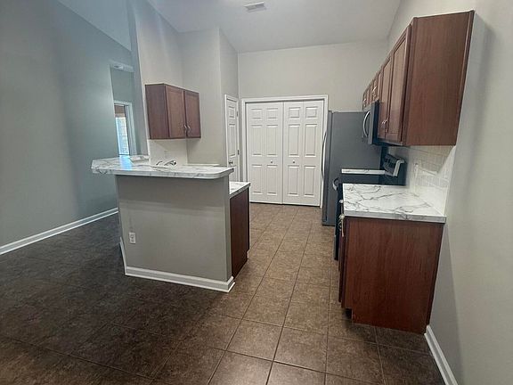 5th image of 858-860 Melanie Ln