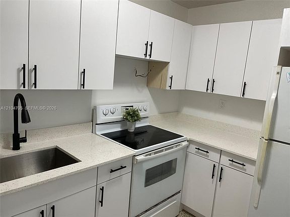 2nd image of 142 SW 18th Ave APT 19