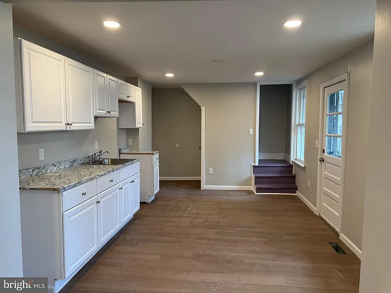 231 Roosevelt Ave — Photo 8