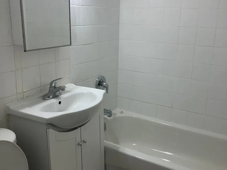 38 Lambton Ave — Photo 10