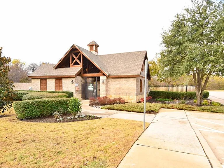 1708 Estacado Dr — Photo 18