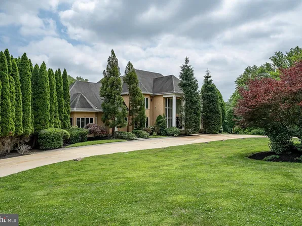 1041 Herkness Dr, Meadowbrook, PA 19046