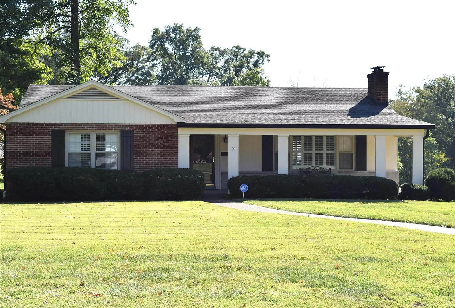 19 Country Club Pl photo 1
