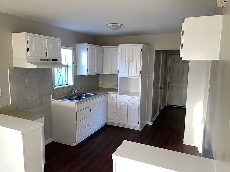 2801 Lexington Ave — Photo 3