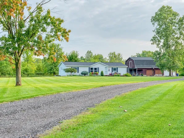 902 E McArthur St, Corunna, MI 48817
