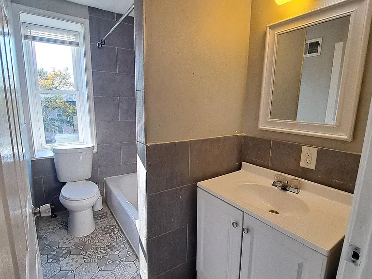 1100 Green St — Photo 6