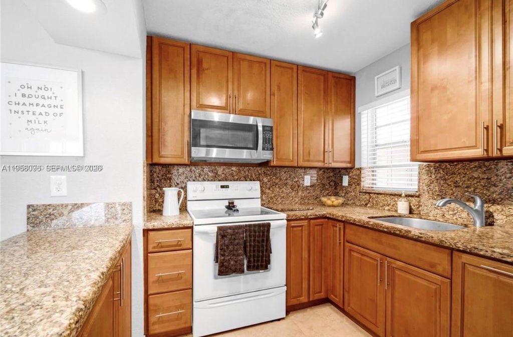 830 NW 87th Ave APT 303, Miami, FL - View 6