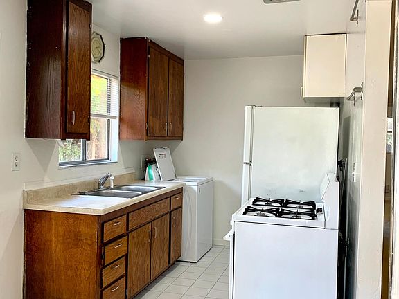 Kitchen and washer/dryer