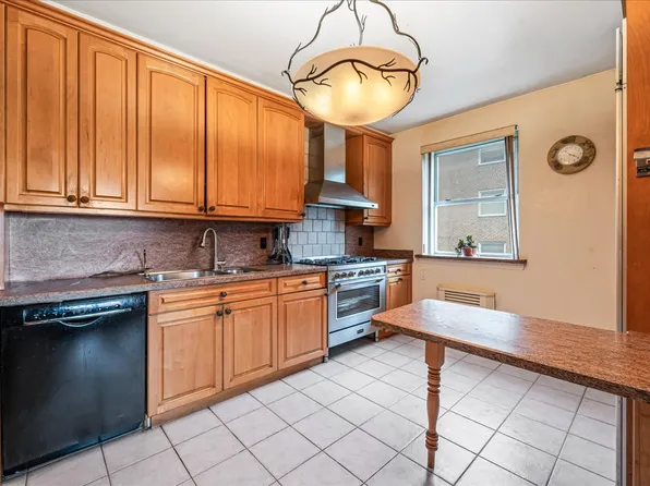 162-41 Powells Cove Boulevard image 8 of 29