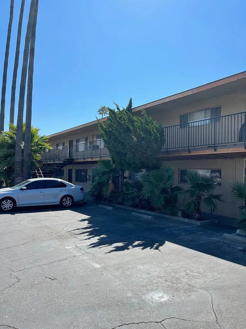 Las Palmas Apartments — Photo 1