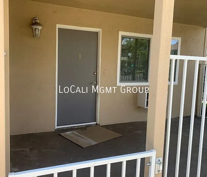 1328 N Sunshine Way #1 — Photo 2