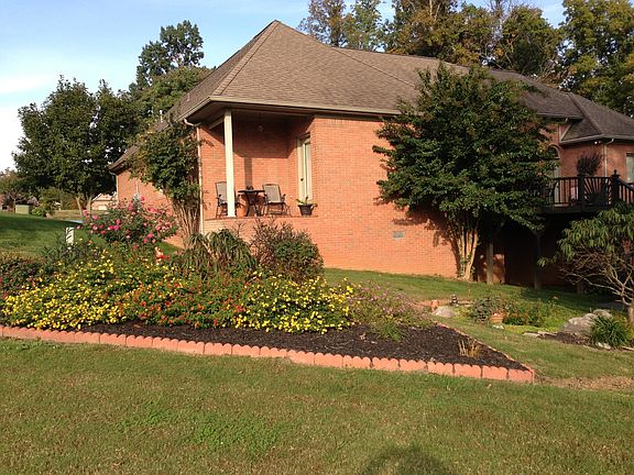 3rd image of 352 Cayuga Dr